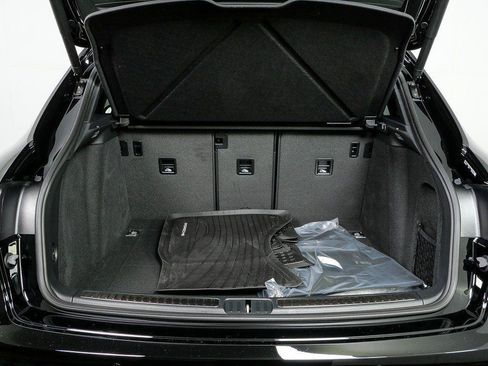 Certified 2026 Porsche Macan Turbo AWD/4WD image 31