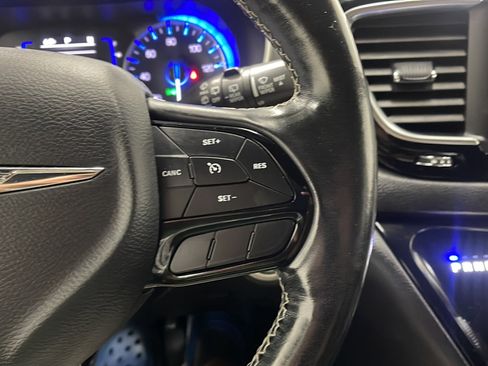 Used 2020 Chrysler Pacifica Touring-L w/ S Appearance Package FWD image 7