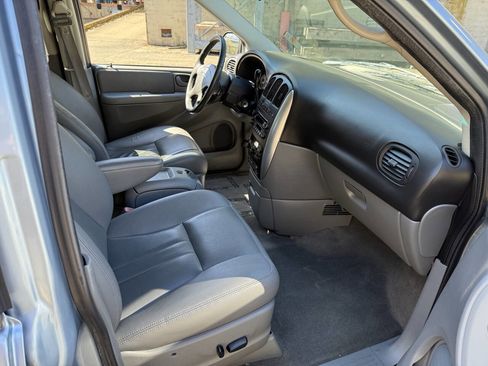 Used 2006 Chrysler Town & Country Touring image 87
