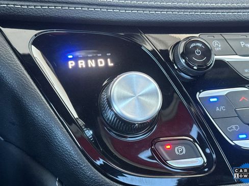 Used 2025 Chrysler Pacifica Limited image 25