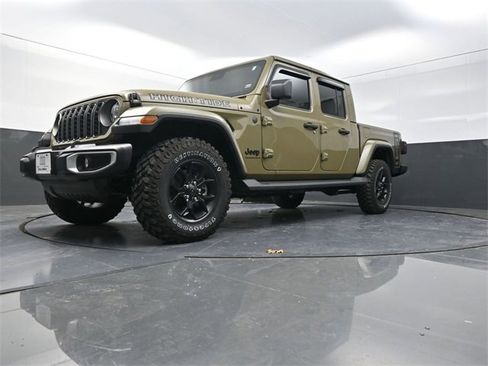 Used 2025 Jeep Gladiator Sport image 19