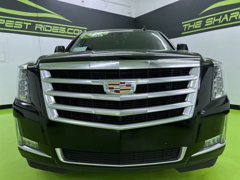 Used 2017 Cadillac Escalade Luxury AWD/4WD image 3
