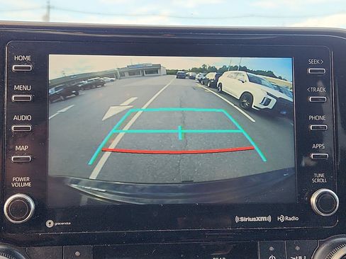Used 2021 Toyota Highlander XLE AWD/4WD image 21
