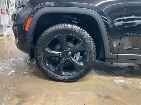 Used 2023 Jeep Grand Cherokee Altitude image 4