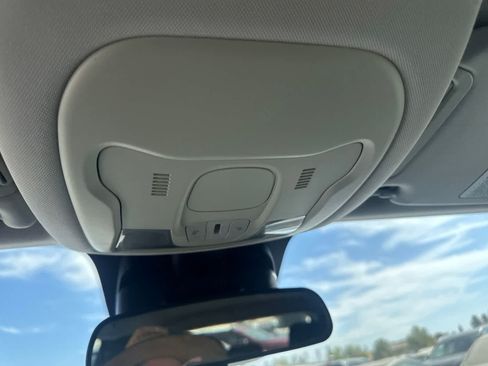 Used 2018 Jeep Renegade Latitude w/ Advanced Technology Group FWD image 27
