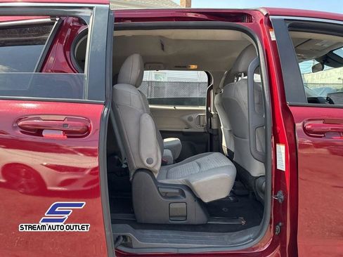Used 2022 Toyota Sienna LE image 17