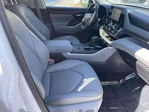 Used 2023 Toyota Highlander XLE image 41