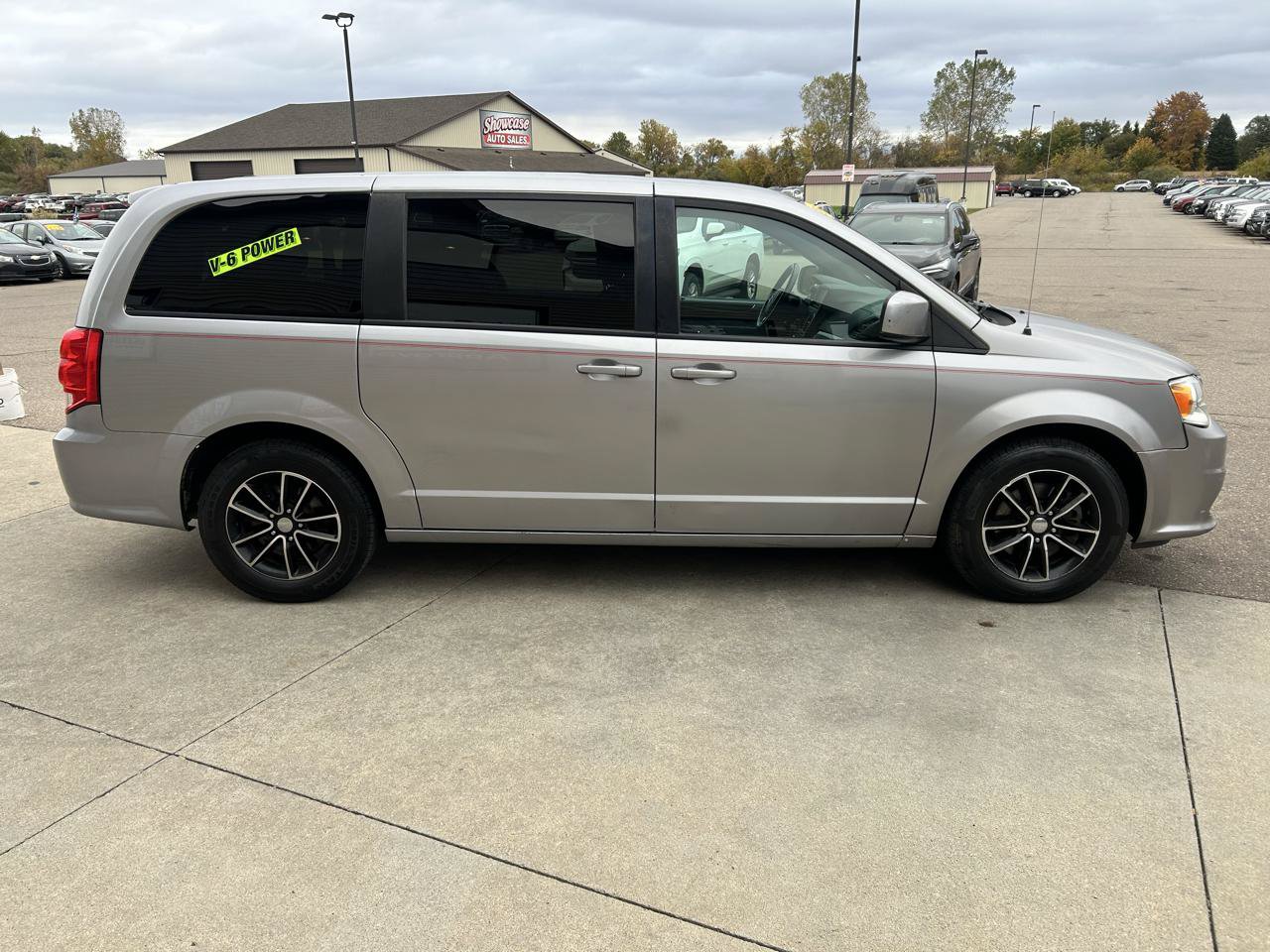 Used 2018 Dodge Grand Caravan SE FWD image 4