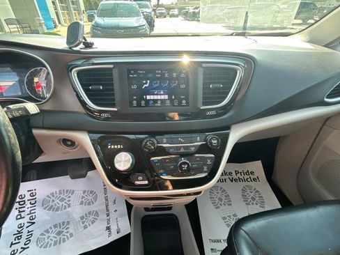 Used 2019 Chrysler Pacifica Touring-L FWD image 13