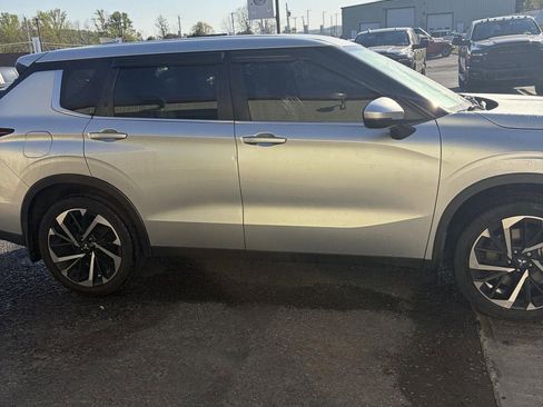 Used 2022 Mitsubishi Outlander ES AWD/4WD image 2