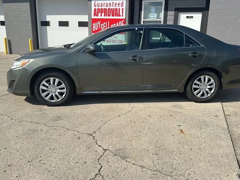 Used 2014 Toyota Camry LE FWD image 2
