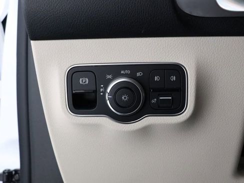 Used 2022 Mercedes-Benz GLB 250 4MATIC image 17