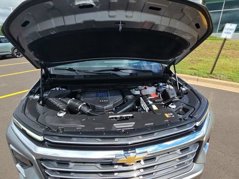 Used 2025 Chevrolet Traverse LT FWD image 3