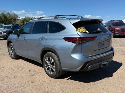 Used 2023 Toyota Highlander XLE AWD/4WD image 3