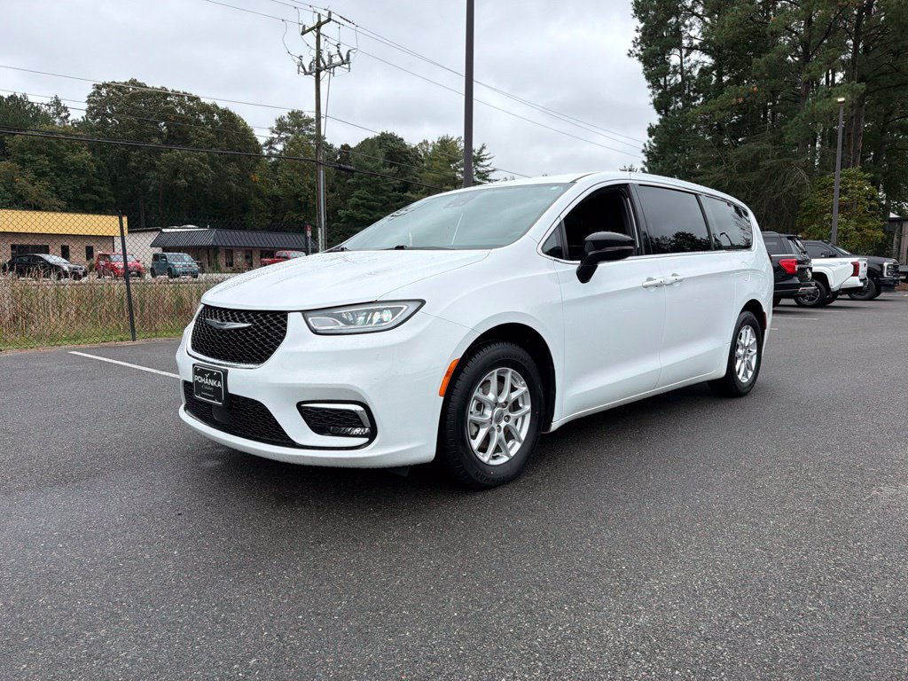 Used 2025 Chrysler Pacifica Select FWD image 2