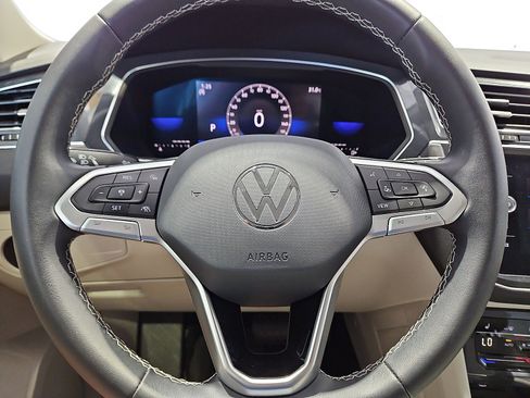 Certified 2023 Volkswagen Tiguan SE FWD image 21