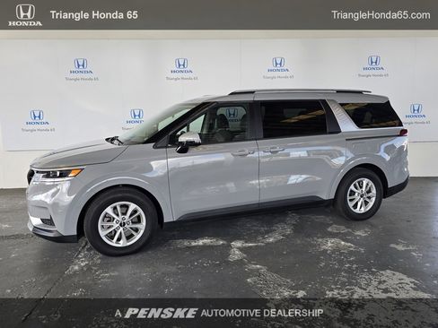 Used 2024 Kia Carnival LX image 1