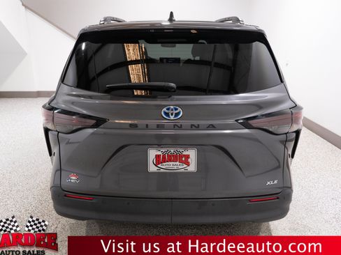 Used 2025 Toyota Sienna XLE FWD image 4