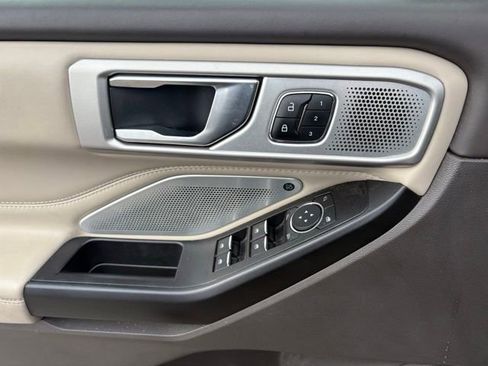 Used 2020 Ford Explorer Platinum w/ Premium Technology Package image 8