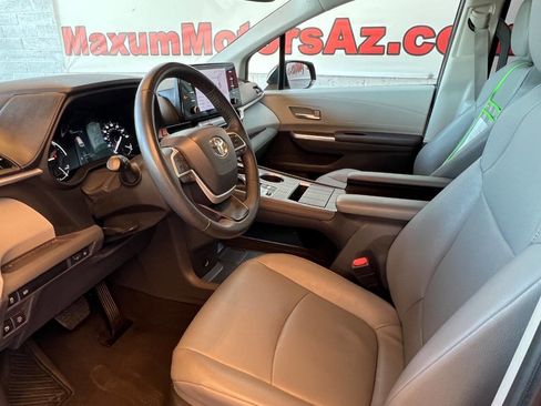 Used 2023 Toyota Sienna XLE image 5