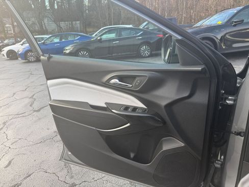 Used 2025 Chevrolet Trax LT w/ LT Convenience Package image 20