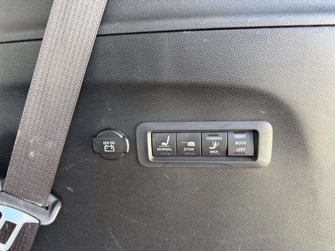 Used 2017 Chrysler Pacifica Limited FWD image 16