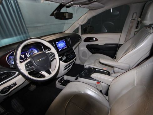 Used 2017 Chrysler Pacifica Limited w/ UConnect Theater Package image 2