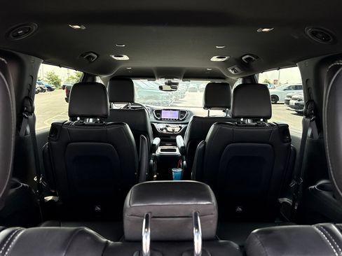 Used 2025 Chrysler Pacifica Select FWD image 10