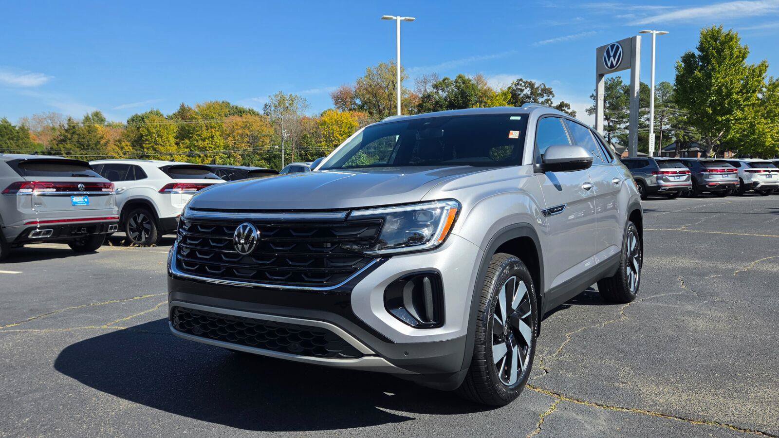 Used 2024 Volkswagen Atlas Cross Sport SE FWD image 1