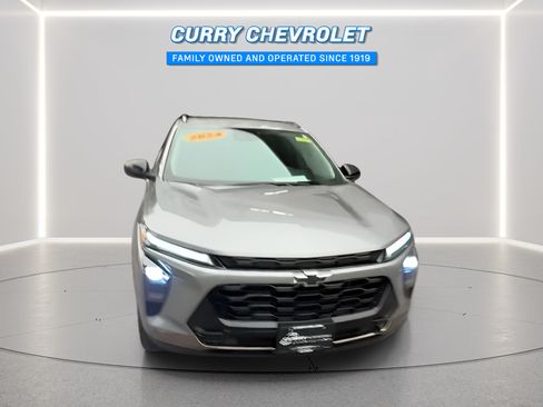 Used 2024 Chevrolet Trax ACTIV w/ Sunroof Package FWD image 3