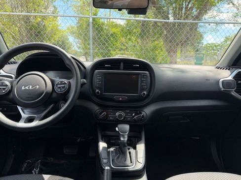 Used 2025 Kia Soul LX w/ LX Technology Package FWD image 17