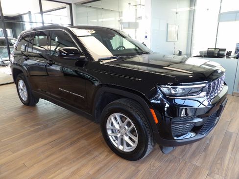 Used 2025 Jeep Grand Cherokee Laredo X w/ Luxury Tech Group I AWD/4WD image 3