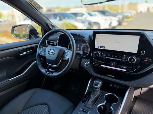 Certified 2025 Toyota Highlander XSE image 21