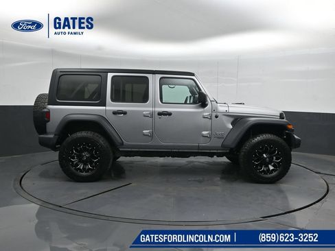 Used 2018 Jeep Wrangler Unlimited Sport AWD/4WD image 3
