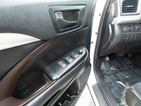 Used 2019 Toyota Highlander Plus AWD/4WD image 7