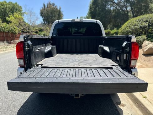 Used 2019 Toyota Tacoma TRD Off-Road w/ Technology Package image 7
