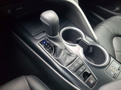 Used 2018 Toyota Camry L image 35