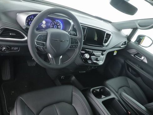 New 2026 Chrysler Pacifica Select AWD/4WD image 17