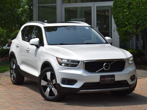 Used 2022 Volvo XC40 T5 Momentum w/ Premium Package image 6