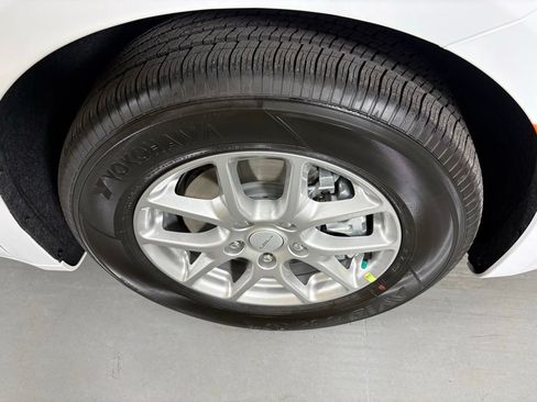 New 2027 Chrysler Pacifica Select FWD image 11