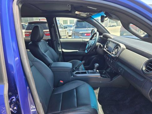 Used 2023 Toyota Tacoma TRD Off-Road w/ TRD Premium Off Road Package AWD/4WD image 10