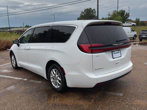 Used 2024 Chrysler Pacifica Touring FWD image 29