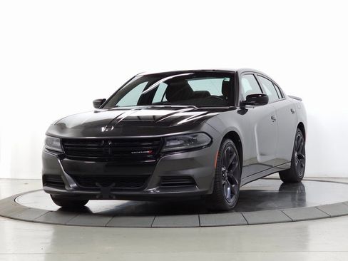 Used 2019 Dodge Charger SXT image 3