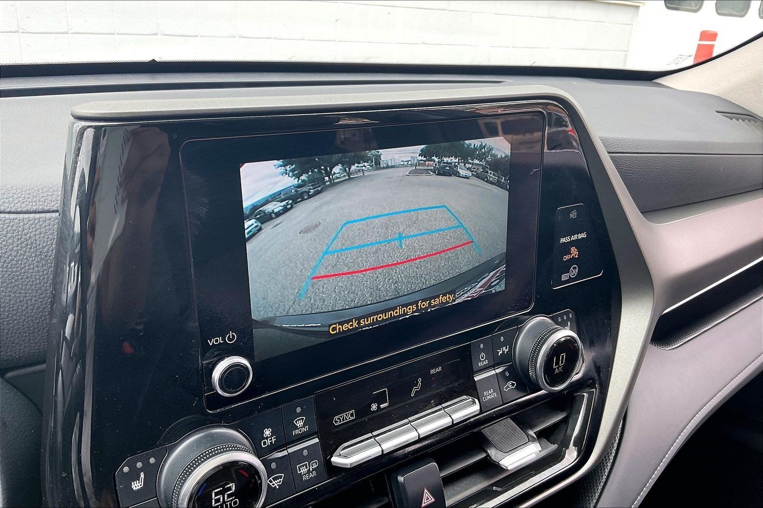 Used 2024 Toyota Highlander XLE AWD/4WD image 26
