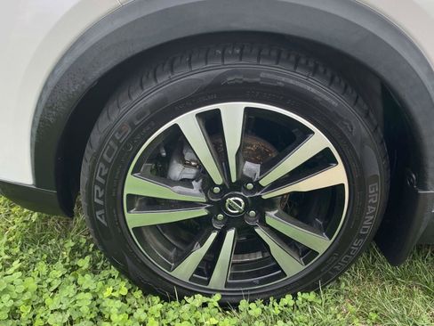 Used 2019 Nissan Kicks SR w/ SR Premium Package image 9