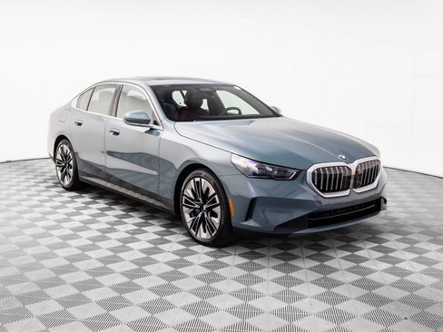 Used 2025 BMW 540i xDrive w/ Premium Package image 8