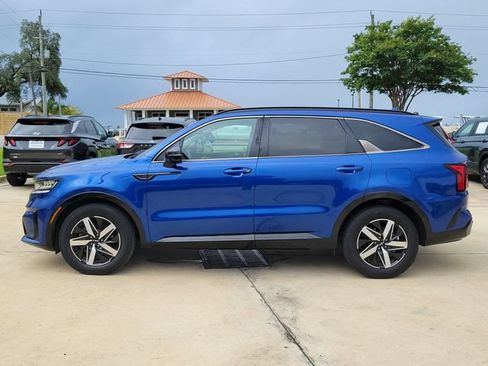 Used 2022 Kia Sorento S FWD image 2
