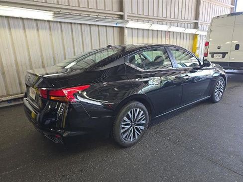 Used 2025 Nissan Altima 2.5 SV FWD image 12