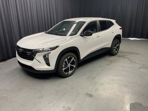 Used 2024 Chevrolet Trax RS w/ Driver Confidence Package FWD image 3