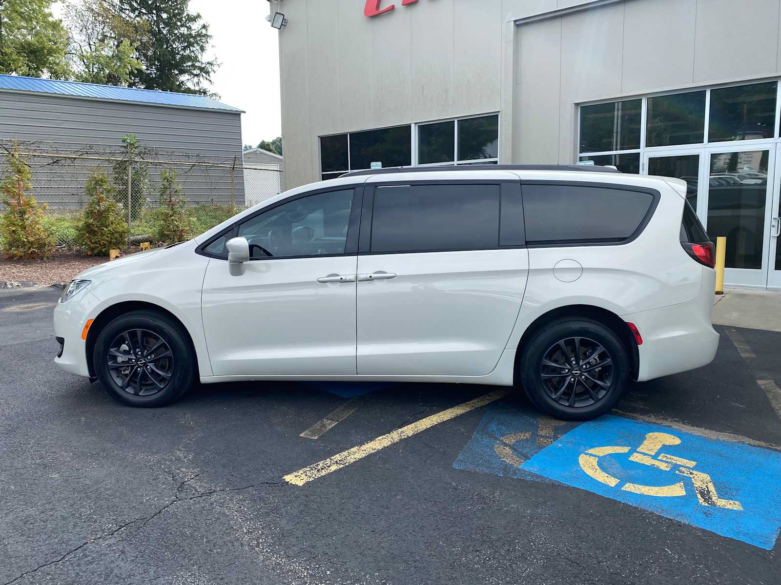 Used 2020 Chrysler Pacifica Touring-L AWD/4WD image 13